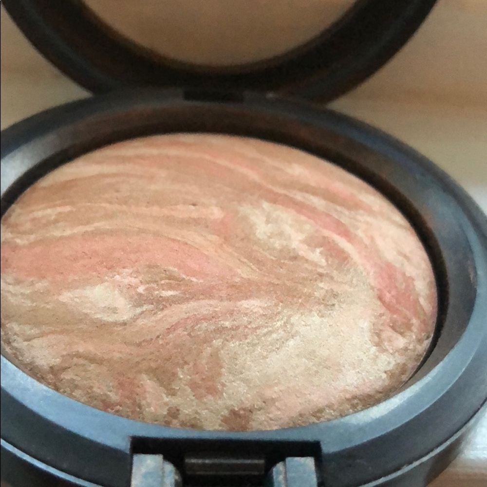 Mac mineralized skinfinish in Refined